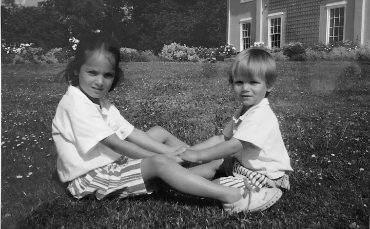 Jojo and George as children, sitting together on a lawn